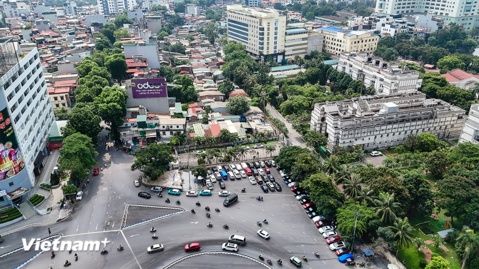 Cùng nằm trên tuyến Vành đai 1, khu vực nút giao Đê La Thành - Kim Mã - Cầu Giấy, theo chiều từ Cầu Giấy về Đê La Thành, cạnh trụ sở Đại sứ quán Nga là 1 địa điểm thứ 3 được khảo sát. (Ảnh: Hoài Nam/Vietnam+)