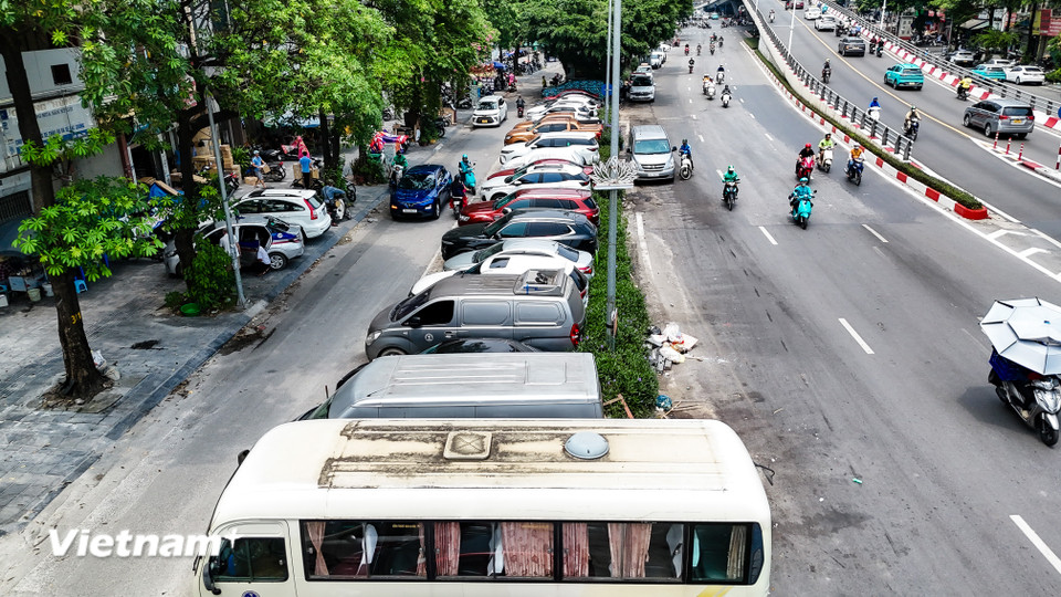 Hiện vị trí này là bãi trông xe do Công ty Trách nhiệm hữu hạn MTV khai thác điểm đỗ xe Hà Nội hoạt động với diện tích mặt bằng lớn, đủ điều kiện để lắp thêm các trạm, trụ sạc xe điện. (Ảnh: Hoài Nam/Vietnam+)