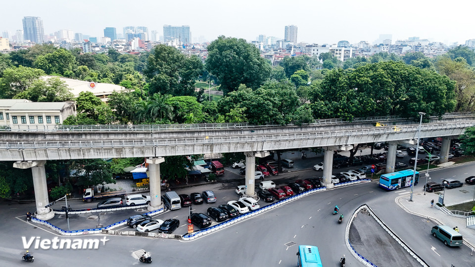 Đây là địa điểm gần các trường học, bệnh viện, điểm trung chuyển xe buýt và ga đường sắt trên cao, khu vực này là một trong những điểm trung chuyển hành khách đông bậc nhất Hà Nội. (Ảnh: Hoài Nam/Vietnam+)