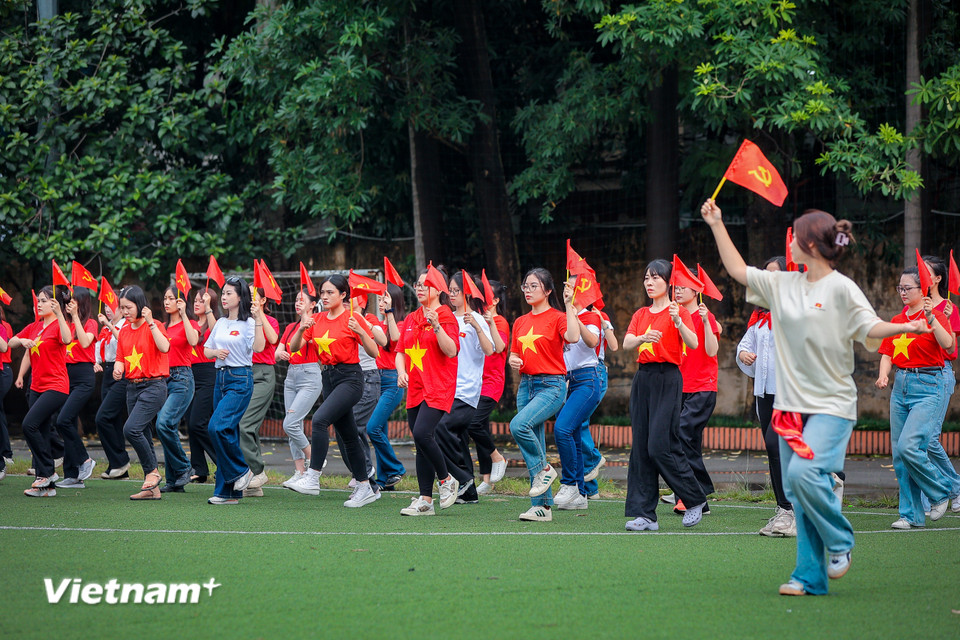 Qua những ngày tập luyện, các nhà báo xác định rõ tinh thần trách nhiệm, phát huy vai trò, trách nhiệm của người làm báo gắn với trách nhiệm hoàn thành nhiệm vụ A80. (Ảnh: Hoài Nam/Vietnam+)