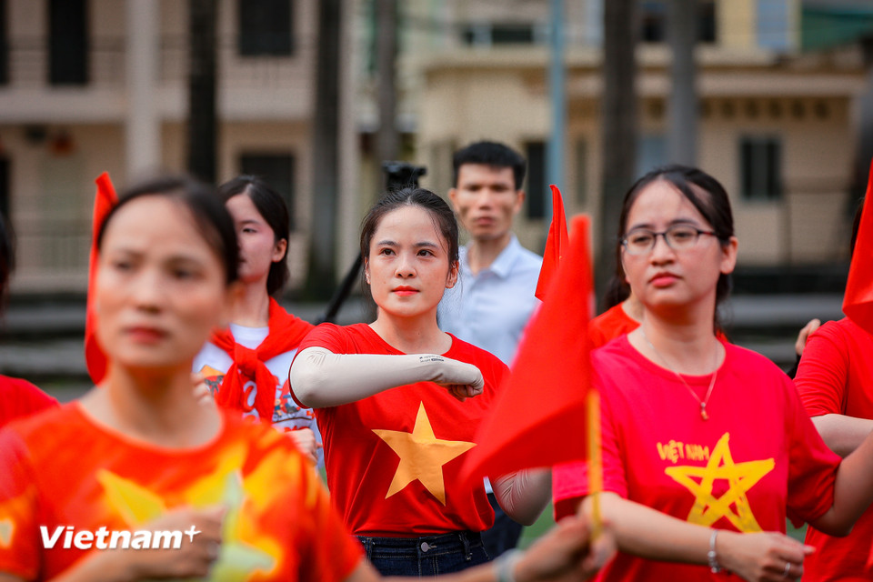 Bên cạnh đó là niềm tự hào, vinh dự khi góp mặt trong khối diễu hành khối Báo chí Cách mạng Việt Nam, đoàn viên của TTXVN Lê Ngân Giang cảm thấy vừa là cơ hội để thử thách, rèn luyện bản thân trong môi trường nghiêm khắc, dưới điều kiện khắc nghiệt, vừa là cơ hội để bày tỏ sự tự hào và tình yêu đối với quê hương, đất nước. (Ảnh: Hoài Nam/Vietnam+)
