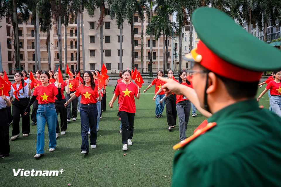 Khối Báo chí Cách mạng Việt Nam do 5 huấn luyện viên được phân công hướng dẫn tập luyện gồm: Trung tá Vũ Văn Ninh; Thiếu tá Nguyễn Ngọc Hưng; Thiếu tá Đỗ Duy Hưng; Thiếu tá Đỗ Văn Thủ; Thiếu tá Phạm Thanh Quang đến từ Bộ Tư lệnh thủ đô. (Ảnh: Hoài Nam/Vietnam+)