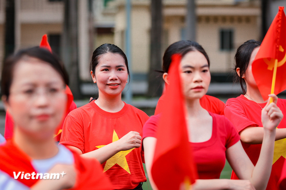 Là một trong những đoàn viên của TTXVN tham gia diễu hành trong khối Báo chí Cách mạng Việt Nam dịp kỷ niệm 80 năm Quốc khánh, chị Cao Chử Diệu Linh cho biết: "Tôi vẫn sắp xếp hợp lý để hoàn thành nhiệm vụ trước giờ tập. Buổi chiều tập luyện xong, tôi lại quay về cơ quan làm việc đến tối, thậm chí tranh thủ cả giờ giải lao để xử lý những cuộc điện thoại gấp. Lịch tập dày, thời tiết thất thường lúc nắng gắt, lúc mưa rào, cộng thêm cường độ cao quả thật vất vả, nhưng nghĩ đến khoảnh khắc được sải bước trên Quảng trường Ba Đình trong ngày trọng đại, tôi thấy mọi khó khăn đều xứng đáng." (Ảnh: Hoài Nam/Vietnam+)