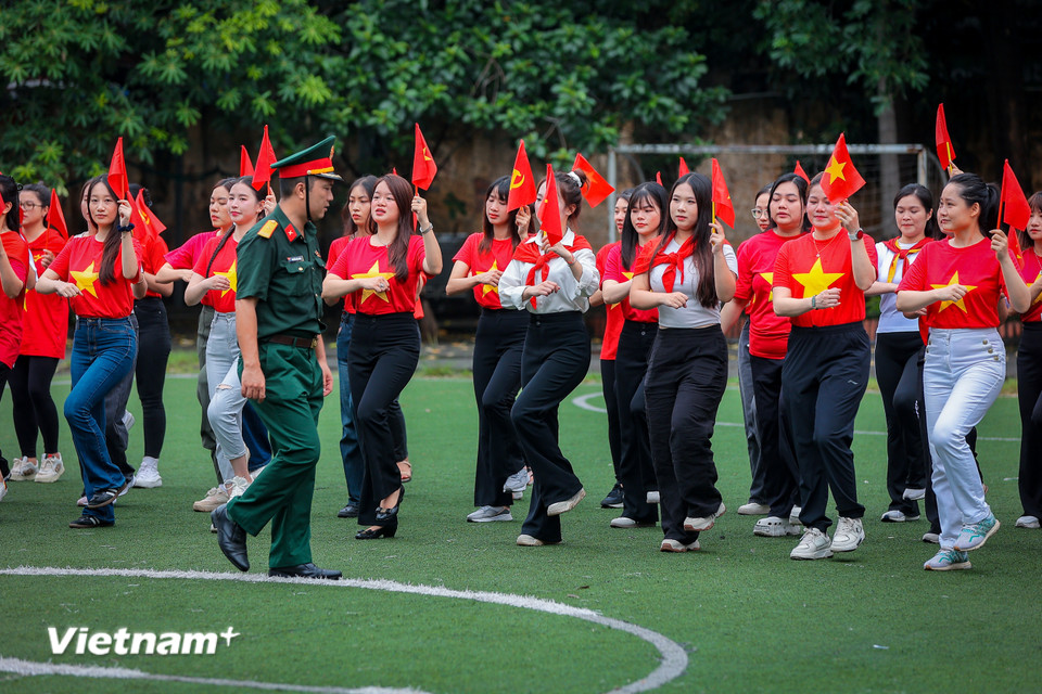 Tổ giáo viên cố gắng hết sức để hướng dẫn luyện tập sao cho bảo đảm đẹp, thống nhất và hoàn thành tốt nhiệm vụ A80. (Ảnh: Hoài Nam/Vietnam+)