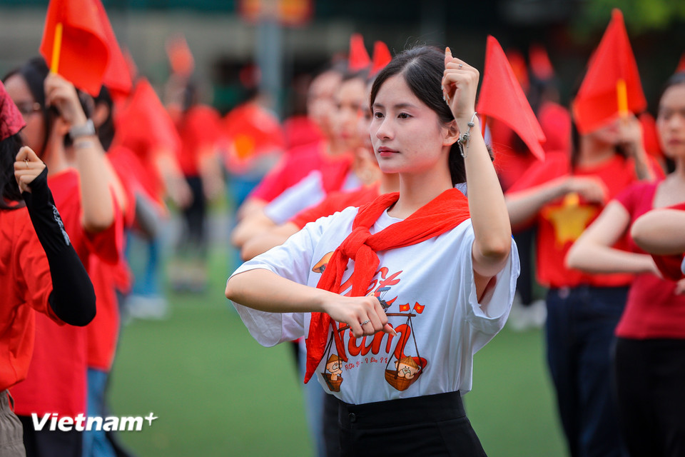 Để tham gia tập luyện đầy đủ để hoàn thành tốt nhất nhiệm vụ A80 lần này, các nhà báo phải sắp xếp việc nhà, đảm bảo việc cơ quan. (Ảnh: Hoài Nam/Vietnam+)