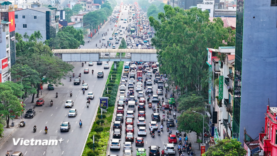Đường Trần Duy Hưng đoạn đầu cầu vượt Nguyễn Chí Thanh, giao thông đông đúc hướng về phía đường Nguyễn Chí Thanh, Kim Mã. (Ảnh: Hoài Nam/Vietnam+)