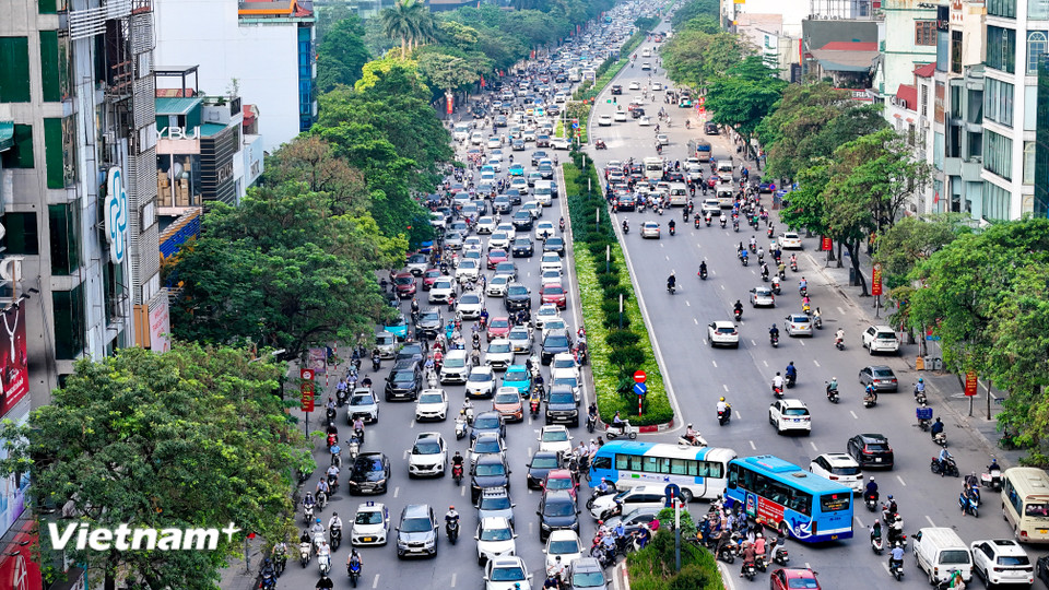 Sáng 5/5, người dân Thủ đô trở lại làm việc sau kỳ nghỉ lễ kéo dài 5 ngày, giao thông Hà Nội trở nên đông đúc. (Ảnh: Hoài Nam/Vietnam+)