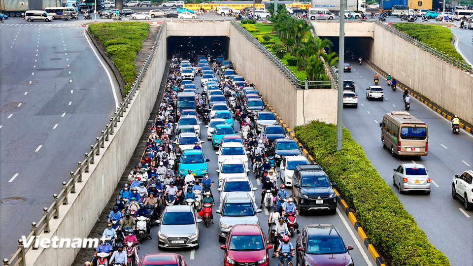 Đoạn hầm chui khu vực Vincom Trần Duy Hưng xảy ra ùn tắc nhẹ theo các nhịp đèn tín hiệu giao thông. (Ảnh: Hoài Nam/Vietnam+)