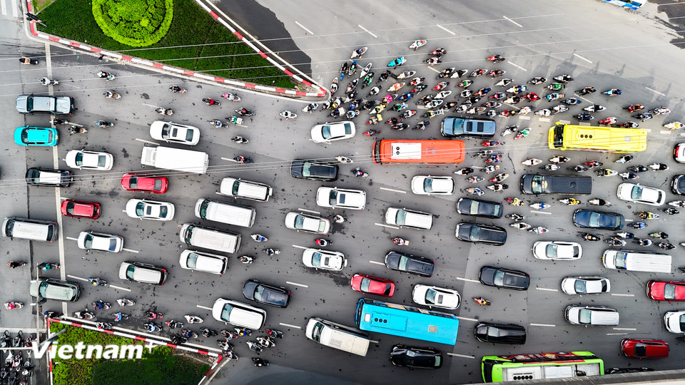 Khu vực đường Phạm Hùng qua Trung tâm hội nghị Quốc gia, người dân chen chân tại đèn đỏ hướng về phía Khuất Duy Tiến-Nguyễn Trãi. (Ảnh: Hoài Nam/Vietnam+)