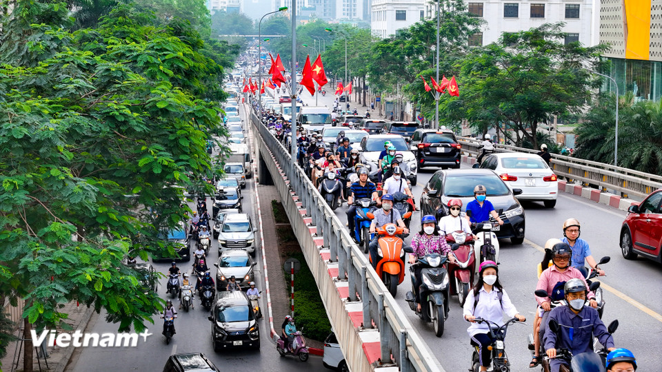 Cầu vượt nút giao Hoàng Minh Giám qua Nguyễn Chánh, các phương tiện chen chân cả trên và dưới cầu. (Ảnh: Hoài Nam/Vietnam+)
