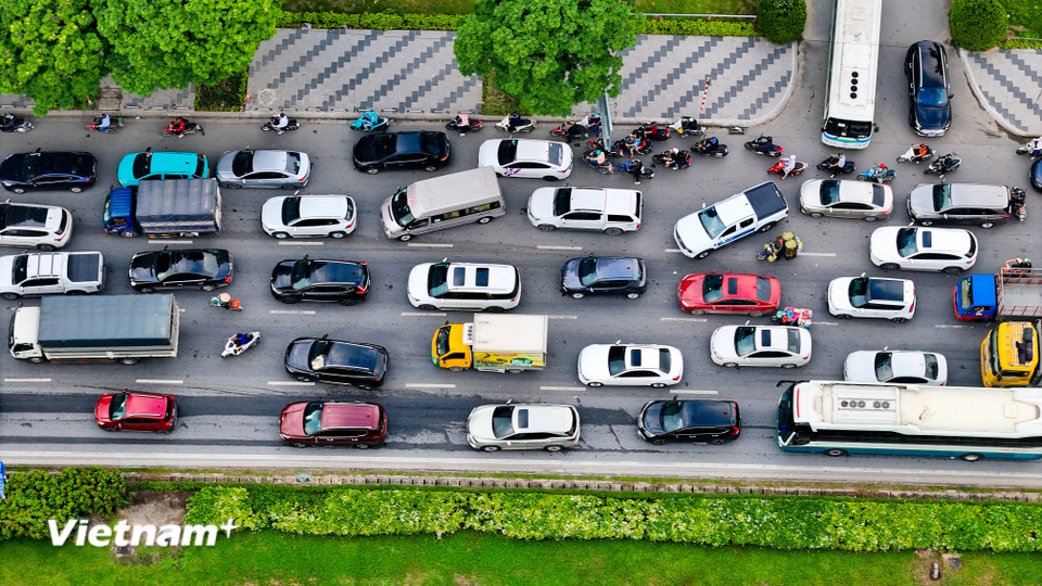Đại lộ Thăng Long thời điểm 7 giờ 30 phút sáng cũng ghi nhận đông các phương tiện. (Ảnh: Hoài Nam/Vietnam+)