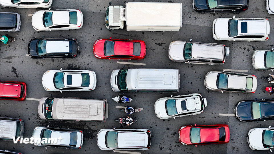 Xe máy len lỏi vào 'rừng' ôtô để di chuyển. (Ảnh: Hoài Nam/Vietnam+)