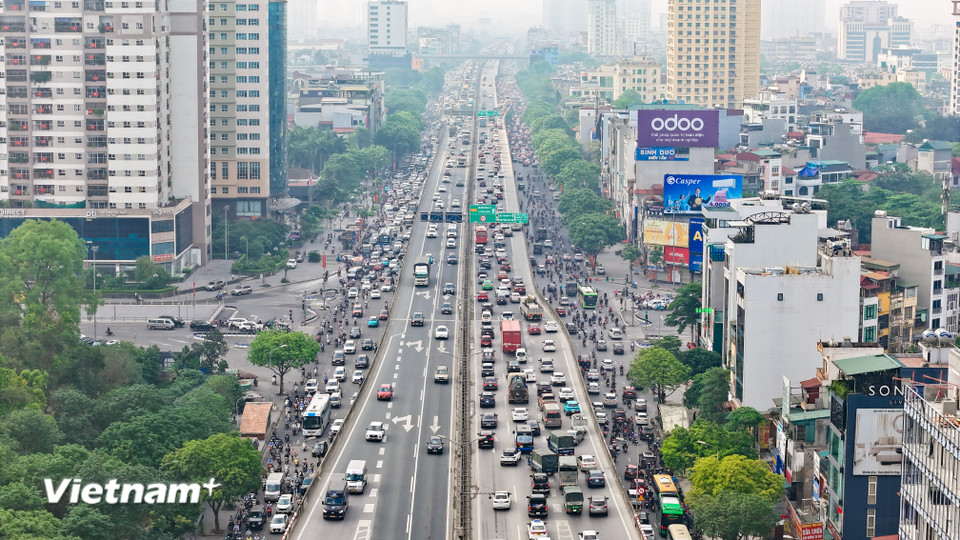 Đường Vành đai 3 lúc 7 giờ sáng đoạn qua địa phận quận Thanh Xuân đông các phương tiện tham gia giao thông, các phương tiện di chuyển chậm. (Ảnh: Hoài Nam/Vietnam+)