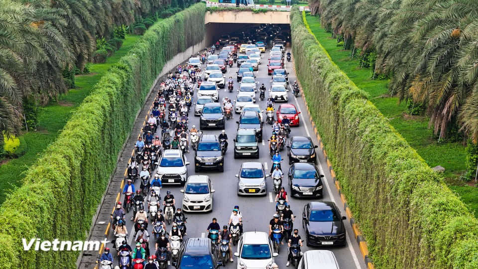 Tương tự, tại hầm chui Trung Hòa, các phương tiện di chuyển rất chậm. (Ảnh: Hoài Nam/Vietnam+)