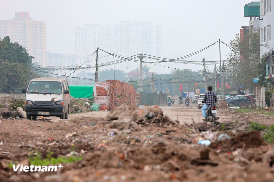 Người dân sinh sống tại khu vực ngõ 292 Lê Trọng Tấn (Thanh Xuân, Hà Nội) bày tỏ mong muốn dự án sớm được thi công trở lại và hoàn thành để người dân thoát cảnh mưa bùn, nắng bụi từ nhiều năm nay. (Ảnh: Hoài Nam/Vietnam+)