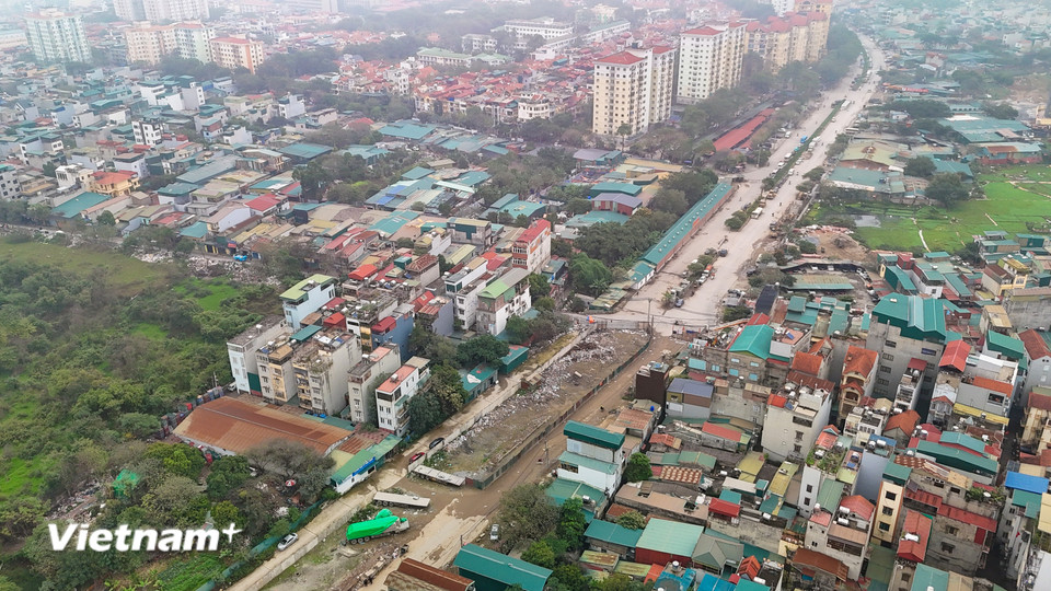 Dự án xây dựng đường 2,5 (đoạn Đầm Hồng - quốc lộ 1A), quận Hoàng Mai có tổng mức đầu tư hơn 1.300 tỷ đồng và được khởi công từ tháng 3 năm 2014. (Ảnh: Hoài Nam/Vietnam+)