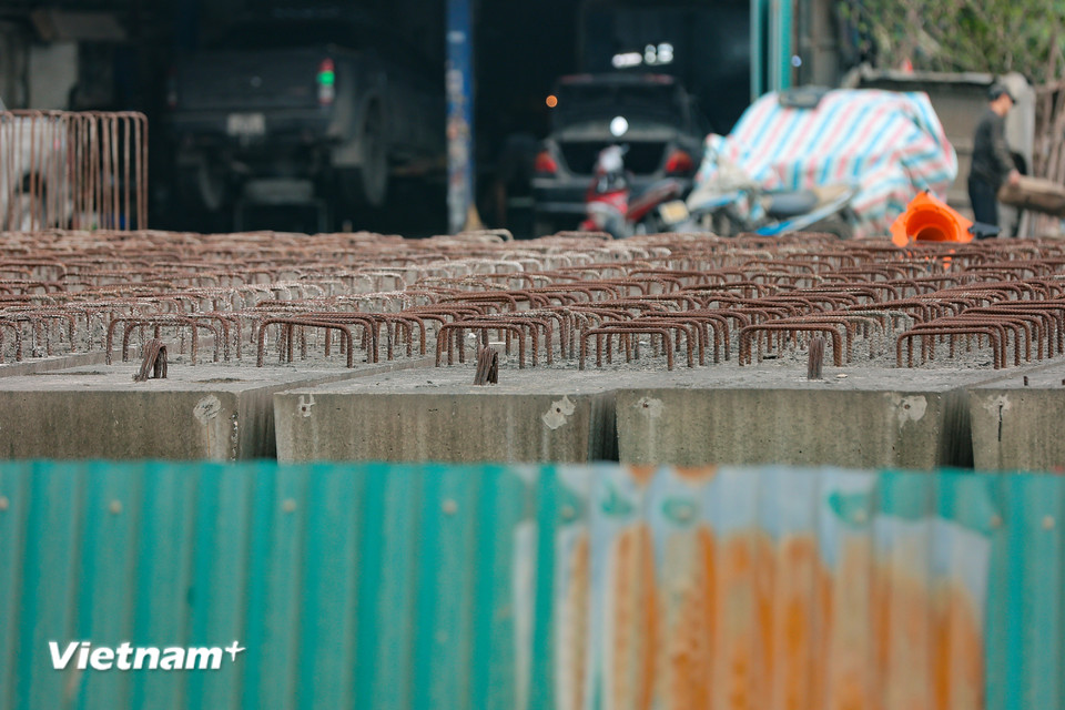 Hiện, cầu này được quây tôn rào chắn xung quanh, đơn vị thi công đã rút hết máy móc từ lâu. Các hạng mục hóa thành khối bêtông phơi mưa nắng, sắt thép hoen gỉ. (Ảnh: Hoài Nam/Vietnam+)