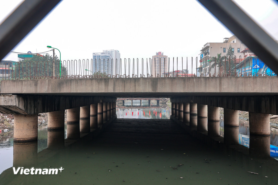 Tại cầu L3 thuộc dự án Vành đai 2,5, công trình này đã thi công 20 cọc khoan nhồi, toàn bộ trụ cầu và đúc toàn bộ dầm. (Ảnh: Hoài Nam/Vietnam+)