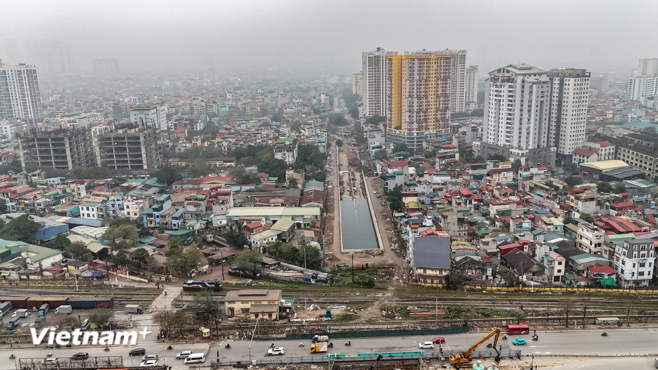 Trong khi đó, dự án xây dựng hầm chui Vành đai 2,5 - Giải Phóng đang được đẩy nhanh tiến độ thi công, sau khi hoàn thành, hầm chui Kim Đồng sẽ kết nối với tuyến đường của dự án. (Ảnh: Hoài Nam/Vietnam+)