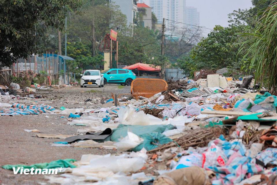 Nhiều đoạn đường đã biến thành nơi đổ phế thải, bãi tập kết vật liệu xây dựng, bụi mù mịt ô nhiễm khiến người dân vô cùng bức xúc. (Ảnh: Hoài Nam/Vietnam+)