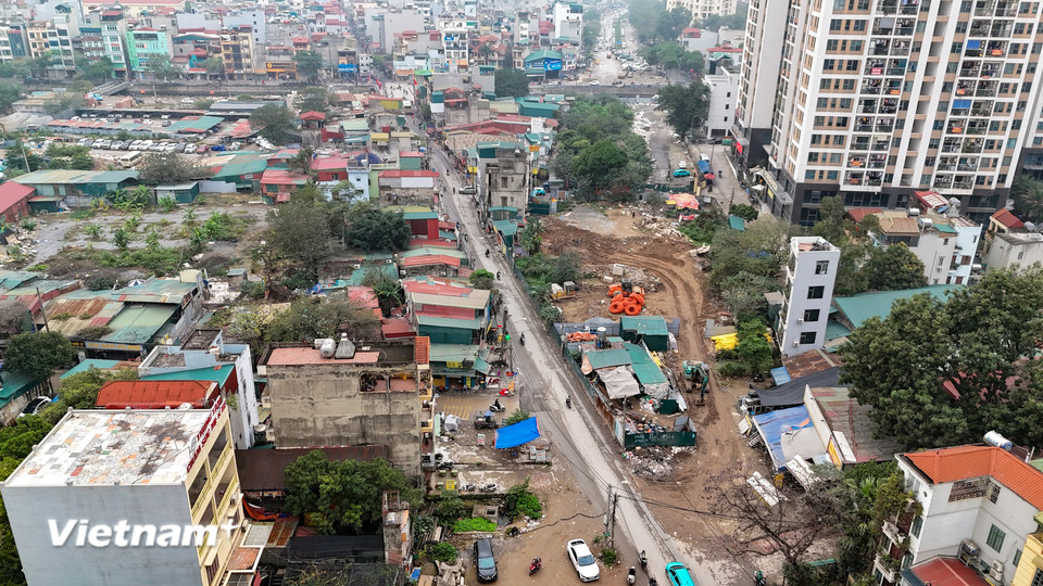 Đây là đoạn đường tuy ngắn nhưng rất quan trọng, nối từ khu đô thị chật hẹp, đông dân cư Định Công với đường Giải Phóng (Quốc lộ 1A). (Ảnh: Hoài Nam/Vietnam+)