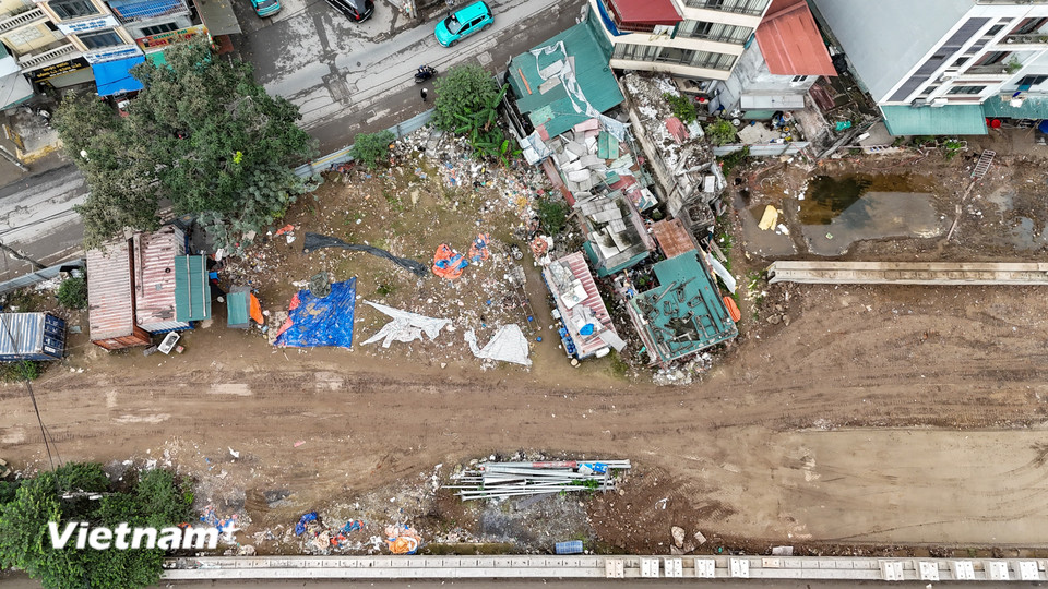 Sau 10 năm khởi công, dù đã hoàn thành công tác giải phóng mặt bằng nhưng vướng mắc trong khâu thủ tục khiến dự án xây dựng Vành đai 2,5 (đoạn Đầm Hồng - Quốc lộ 1A) hiện vẫn còn dang dở. (Ảnh: Hoài Nam/Vietnam+)