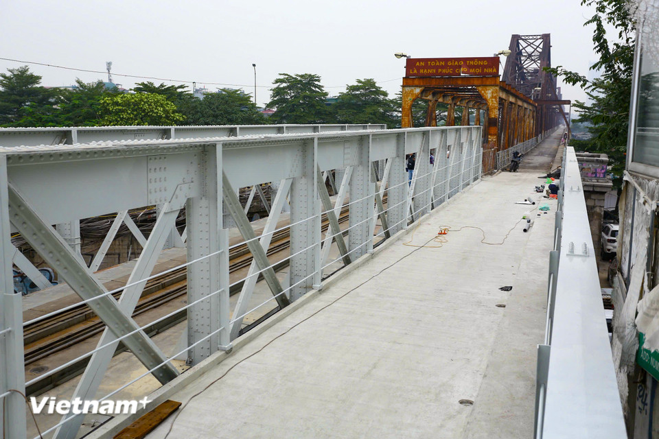 Dự án tập trung vào việc đảm bảo an toàn cho người và phương tiện tham gia giao thông, bao gồm cả tuyến đường sắt, xe hai bánh và người đi bộ. (Ảnh: Hoài Nam/Vietnam+)