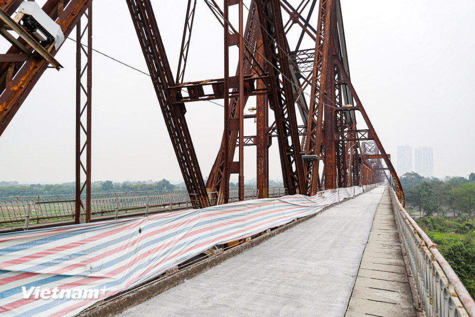 Cầu Long Biên bắc qua sông Hồng nối 2 phường Hoàn Kiếm và Bồ Đề (Hà Nội) hiện đã hơn 120 năm tuổi, bước vào những ngày sửa chữa cuối cùng để khoác lên mình diện mạo mới. (Ảnh: Hoài Nam/Vietnam+)