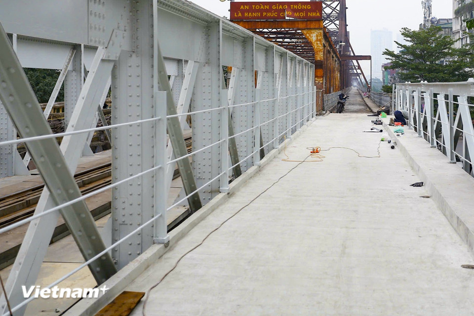 Tại một số nhịp cầu, các tấm đan bê tông phần mặt cầu đã được thay đổi và phủ thêm một lớp bê tông. (Ảnh: Hoài Nam/Vietnam+)