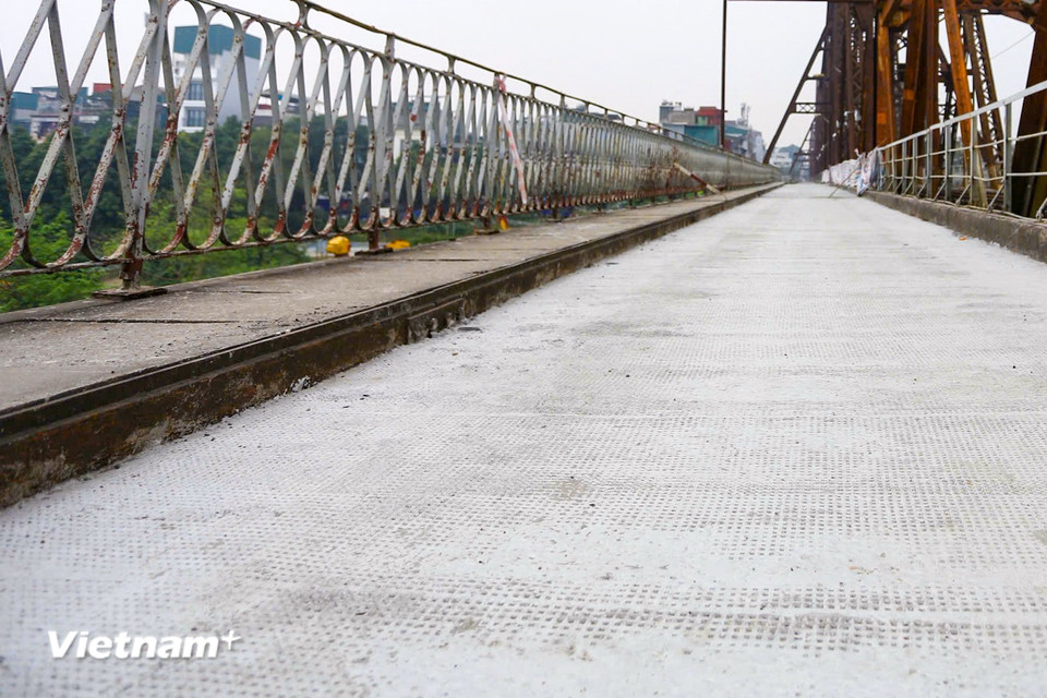 Không chỉ dừng lại ở việc bảo tồn, việc cải tạo cầu Long Biên còn là minh chứng cho sự kết hợp hài hòa giữa quá khứ và hiện tại, giữa truyền thống và hiện đại. (Ảnh: Hoài Nam/Vietnam+)