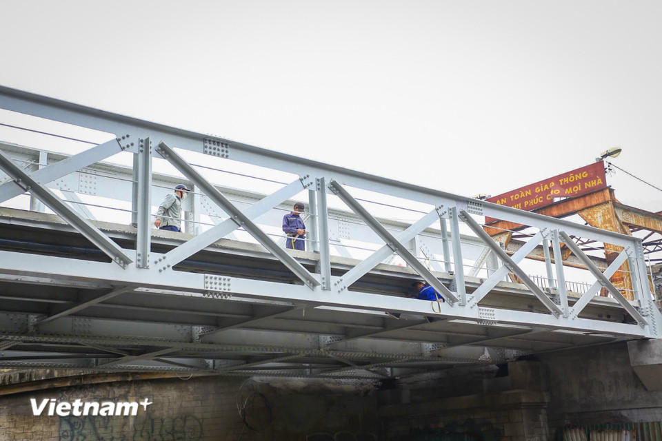 Công nhân tiến hành duy tu, bảo trì tại cầu Long Biên. (Ảnh: Hoài Nam/Vietnam+)