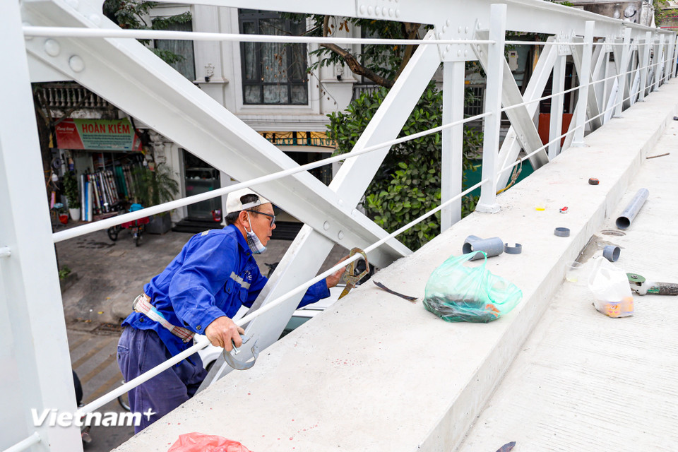 Công nhân tiến hành duy tu, bảo trì tại cầu Long Biên. (Ảnh: Hoài Nam/Vietnam+)
