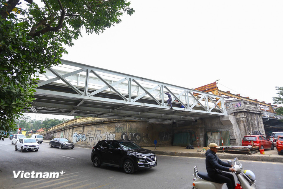 Với người dân Hà Nội, cây cầu không chỉ là công trình giao thông quan trọng mà còn là một trong những di tích lịch sử mang tính biểu tượng của Thủ đô. (Ảnh: Hoài Nam/Vietnam+)