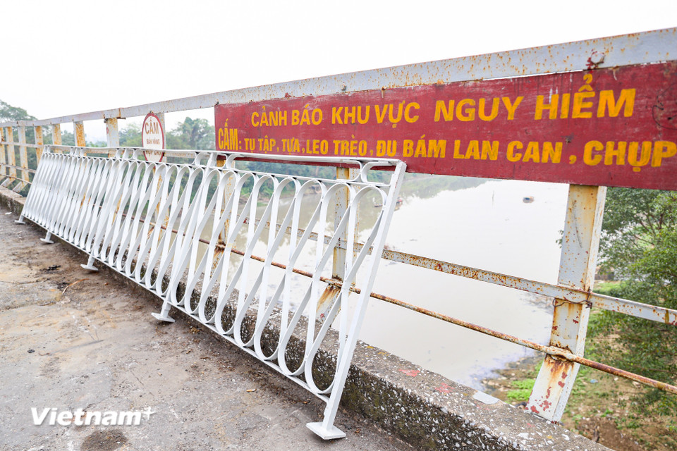 Những khu vực lan can đã cũ, hỏng, xuống cấp đã và đang được thay mới. (Ảnh: Hoài Nam/Vietnam+)