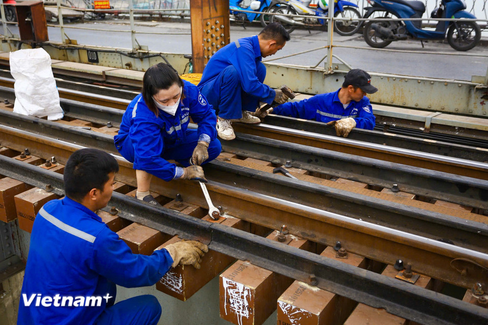 Việc thi công cầu Long Biên nằm trong dự án sửa chữa định kỳ cầu Trần Nhật Duật Km2+215, tuyến đường sắt Hà Nội - Đồng Đăng. Dự án được thực hiện từ ngày 27/10 đến 31/12. (Ảnh: Hoài Nam/Vietnam+)