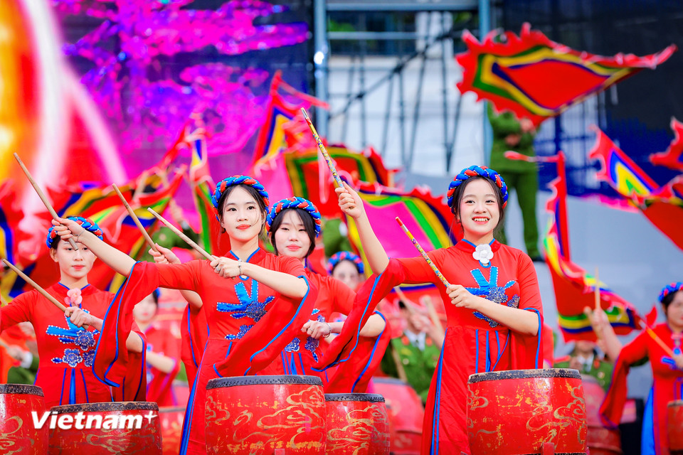 Tiết mục trống của các sinh viên Học viện Cảnh sát Nhân dân. (Ảnh: Hoài Nam/Vietnam+)