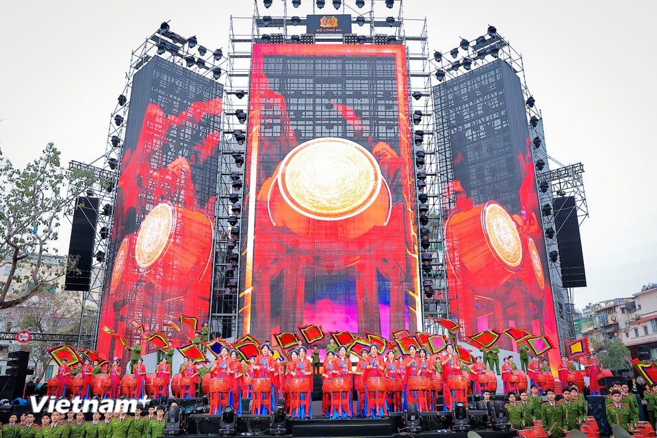 Sáng 8/3, tại quảng trường Đông Kinh Nghĩa Thục (Hoàn Kiếm, Hà Nội) diễn ra chương trình khai mạc Lễ hội áo dài Duyên dáng Phụ nữ Công an Nhân dân hướng tới kỷ niệm 80 năm ngày thành lập lực lượng Công an Nhân dân. (Ảnh: Hoài Nam/Vietnam+)