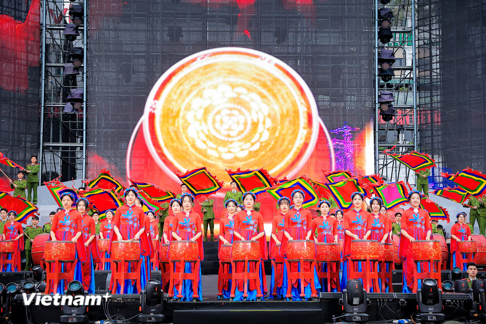 Mở đầu với tiết mục trống của các sinh viên Học viện Cảnh sát Nhân dân. (Ảnh: Hoài Nam/Vietnam+)