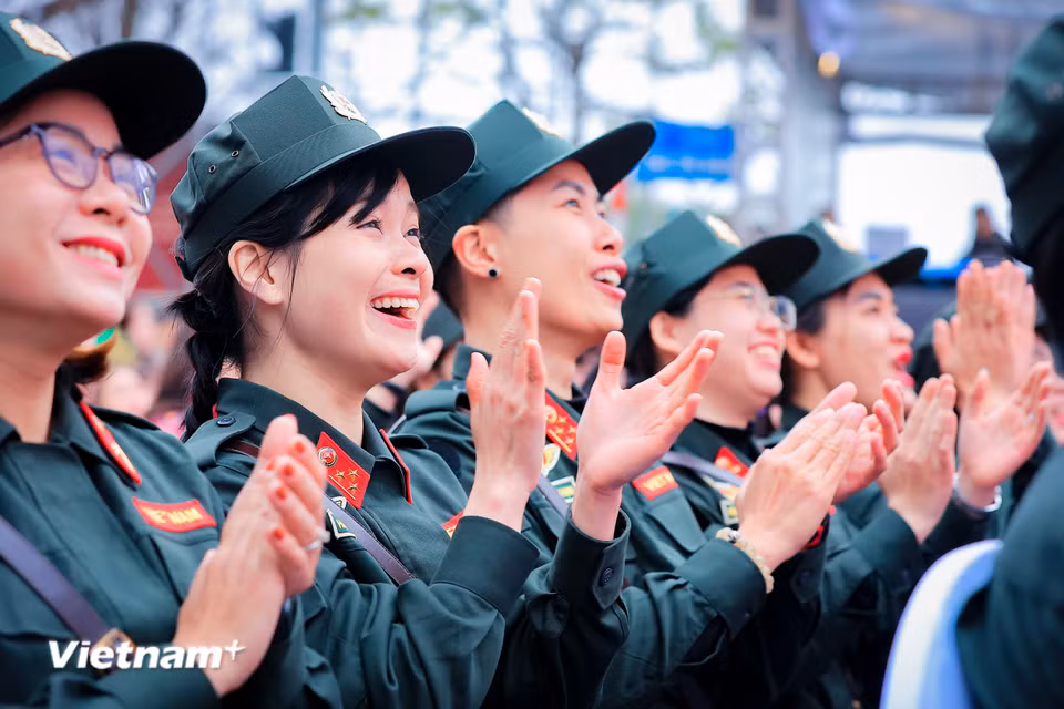 Mãn trình diễn áo dài nhận được sự hưởng ứng nồng nhiệt từ các đơn vị trong ngành. (Ảnh: Hoài Nam/Vietnam+)