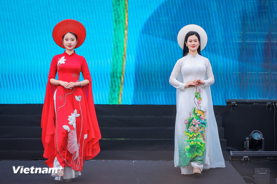 Những 'bông hồng thép' của Bộ tư lệnh Cảnh sát cơ động. (Ảnh: Hoài Nam/Vietnam+)