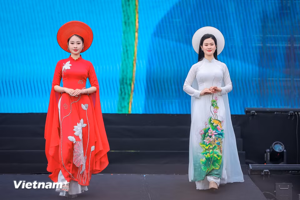 Những 'bông hồng thép' của Bộ tư lệnh Cảnh sát cơ động. (Ảnh: Hoài Nam/Vietnam+)