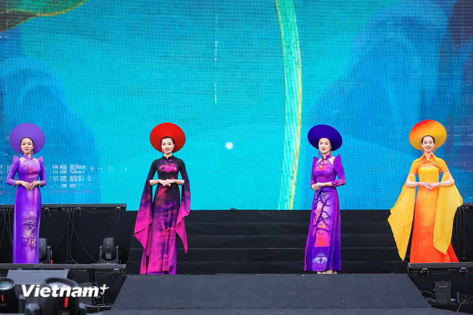 Phần trình diễn áo dài của các nữ công an đến từ các đơn vị. Họ không chỉ là những chiến sỹ gan dạ mà còn là những người mẹ dịu dàng, những người vợ đảm đang. (Ảnh: Hoài Nam/Vietnam+)