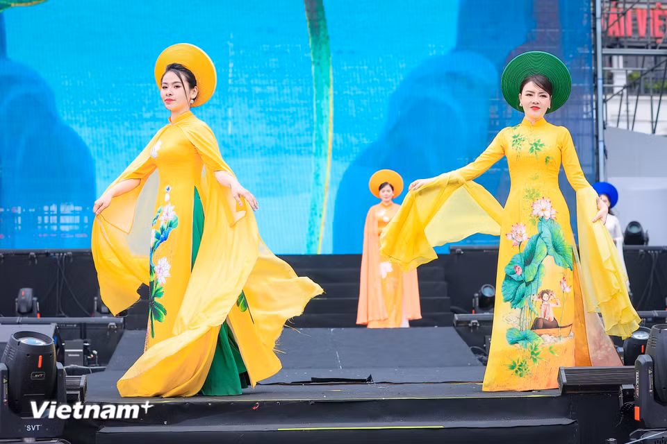 Những 'bông hoa' của lực lượng Công an Nhân dân vừa mạnh mẽ vừa dịu dàng. (Ảnh: Hoài Nam/Vietnam+)