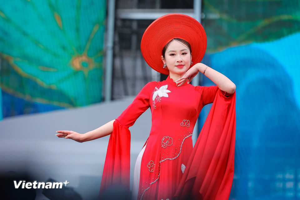 Ẩn sâu trong vóc dáng, trí tuệ và bản lĩnh của những nữ Cảnh sát Cơ động đầy chất thép là sự dịu dàng, duyên dáng. (Ảnh: Hoài Nam/Vietnam+)