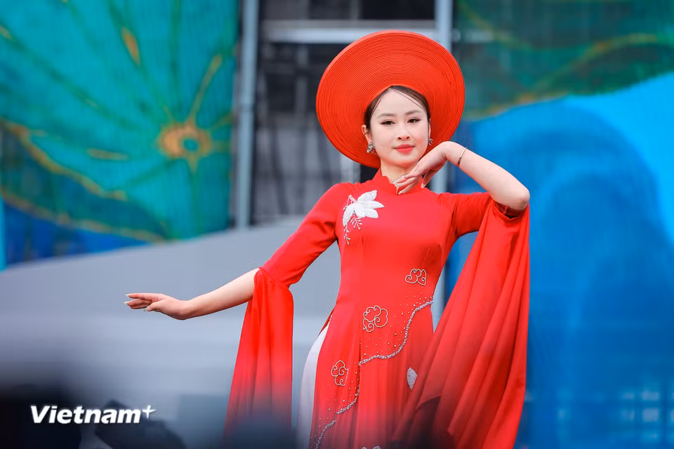Ẩn sâu trong vóc dáng, trí tuệ và bản lĩnh của những nữ Cảnh sát Cơ động đầy chất thép là sự dịu dàng, duyên dáng. (Ảnh: Hoài Nam/Vietnam+)