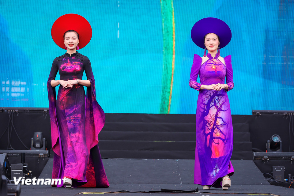 Nữ công an tỉnh Vĩnh Phúc trong bộ sưu tập áo dài "Vĩnh Phúc- Miền di sản và khát vọng." (Ảnh: Hoài Nam/Vietnam+)