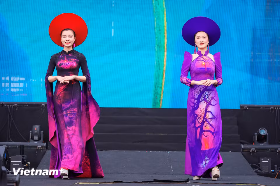 Nữ công an tỉnh Vĩnh Phúc trong bộ sưu tập áo dài "Vĩnh Phúc- Miền di sản và khát vọng." (Ảnh: Hoài Nam/Vietnam+)