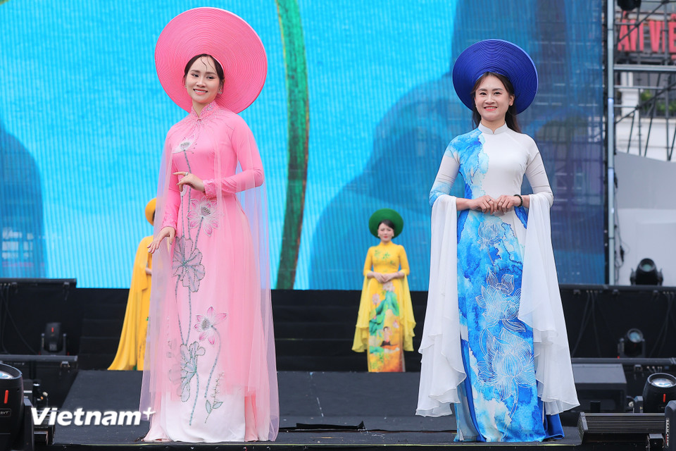 Những nữ chiến sỹ trong tà áo dài truyền thống với họa tiết hoa sen, biểu tượng của sự giản dị, tao nhã và thuần khiết. (Ảnh: Hoài Nam/Vietnam+)