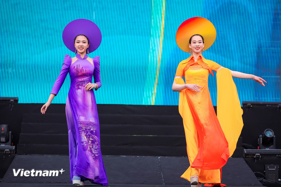 Mỗi bộ áo dài là một thông điệp về vẻ đẹp, sự duyên dáng và bản sắc văn hóa dân tộc. (Ảnh: Hoài Nam/Vietnam+)
