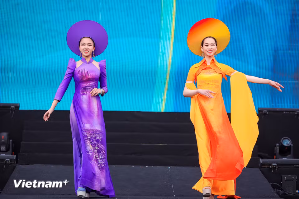 Mỗi bộ áo dài là một thông điệp về vẻ đẹp, sự duyên dáng và bản sắc văn hóa dân tộc. (Ảnh: Hoài Nam/Vietnam+)